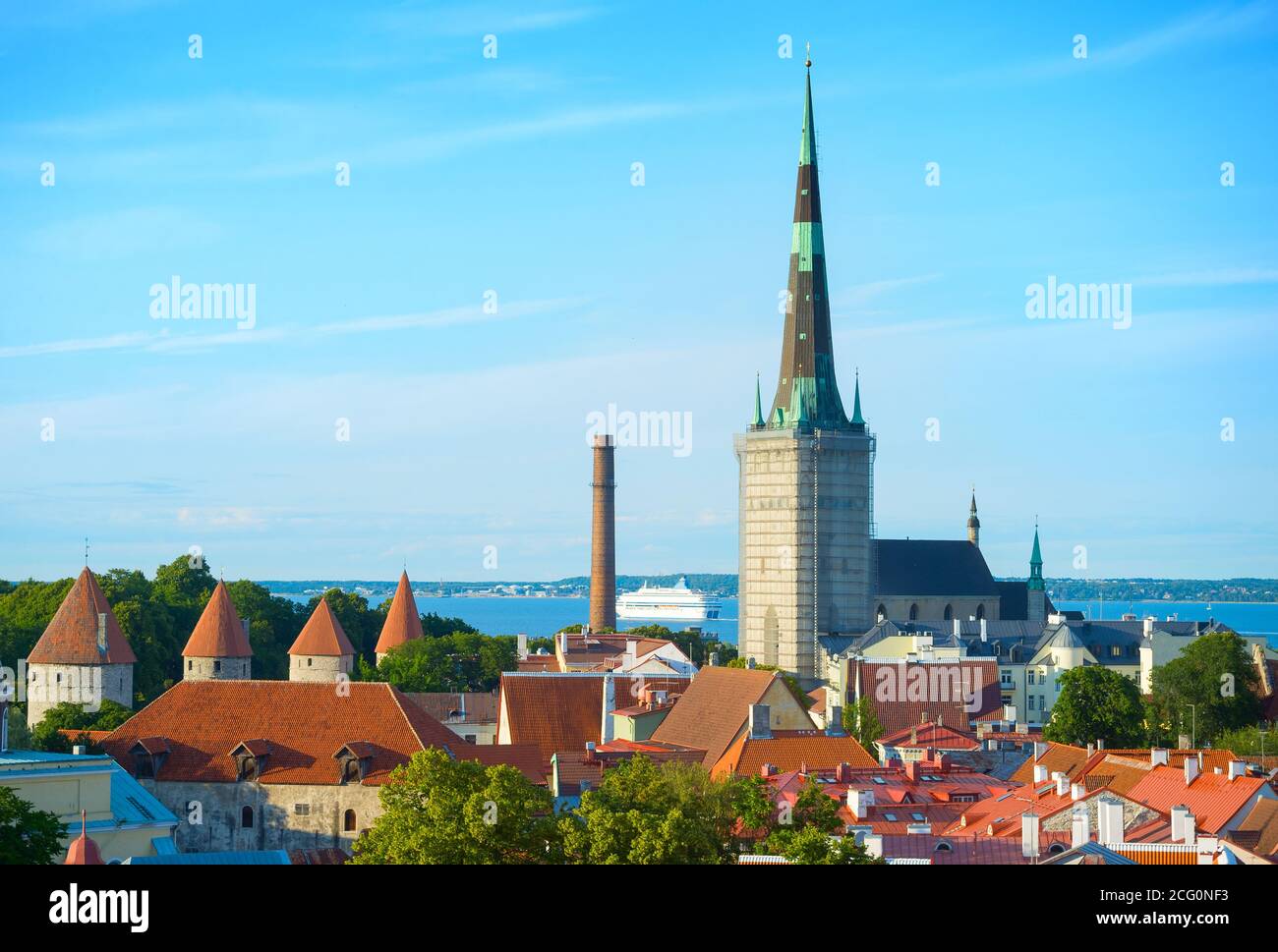 Vista sulla città vecchia di Tallinn. Estonia. Nave da crociera sullo sfondo Foto Stock