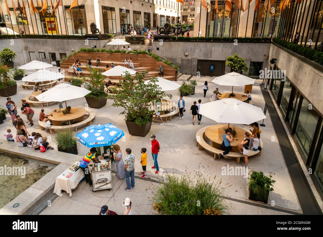 Posti a sedere socialmente distanti al Rockefeller Center di New York domenica 6 settembre 2020. (© Richard B. Levine) Foto Stock