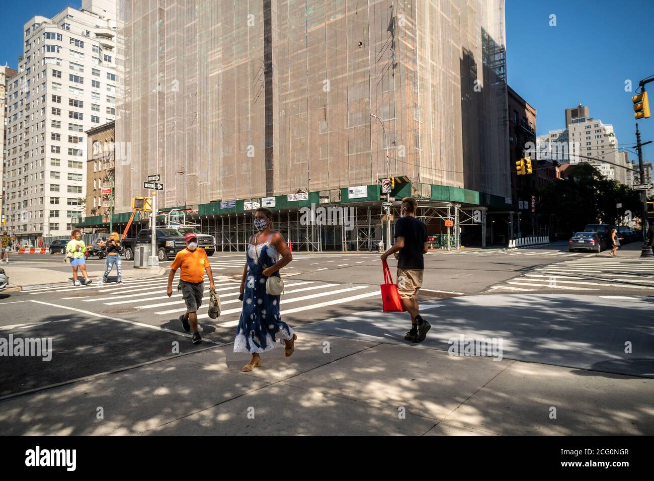 L'edificio di appartamenti nel Greenwich Village a New York è avvolto in ponteggi e reti di costruzione visti venerdì 4 settembre 2020. (© Richard B. Levine) Foto Stock