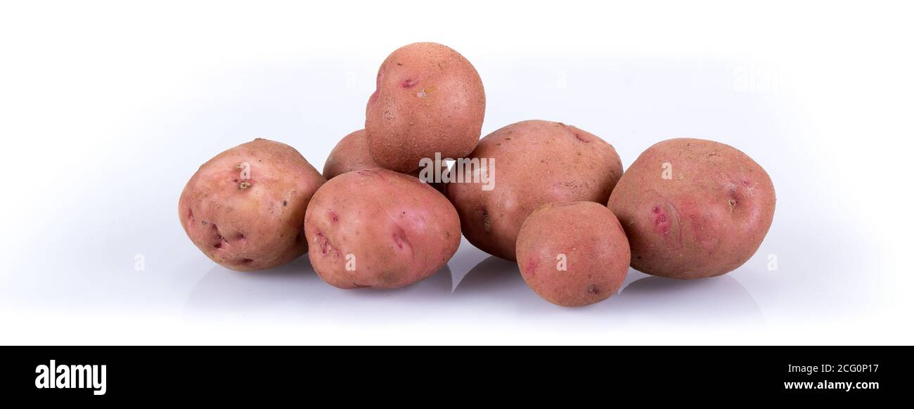 Patate in un mucchio isolato su fondo bianco con riflessione Foto Stock