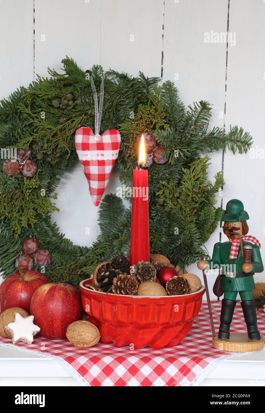 decorazione di natale con candela rossa, fumatore di incenso e corona di avvento Foto Stock
