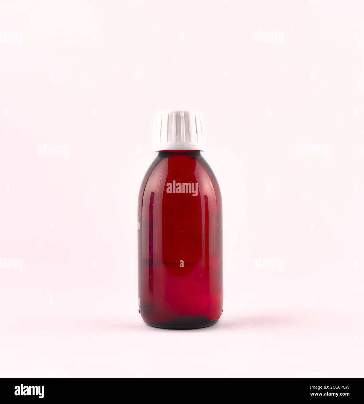 Flacone di sciroppo medicinale su bianco Foto Stock