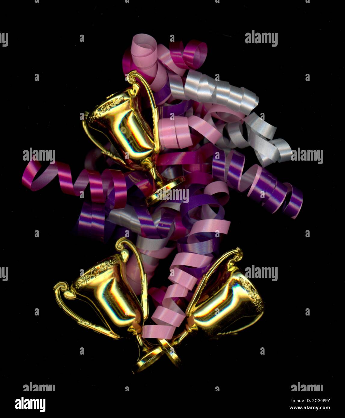 Lo scanner è ancora in vita con nastri avvolti in rosa, viola e argento con coppe trofei dorate Foto Stock