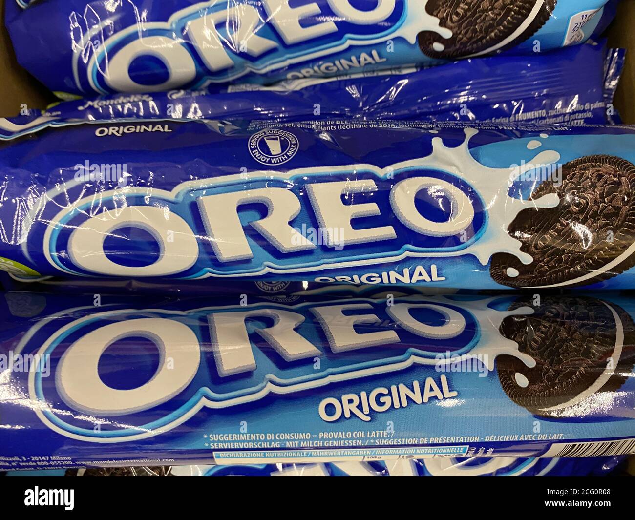 Viersen, Germania - 9 luglio. 2020: Vista sui pacchetti di biscotti al cioccolato Oreo nel supermercato tedesco (in primo piano) Foto Stock