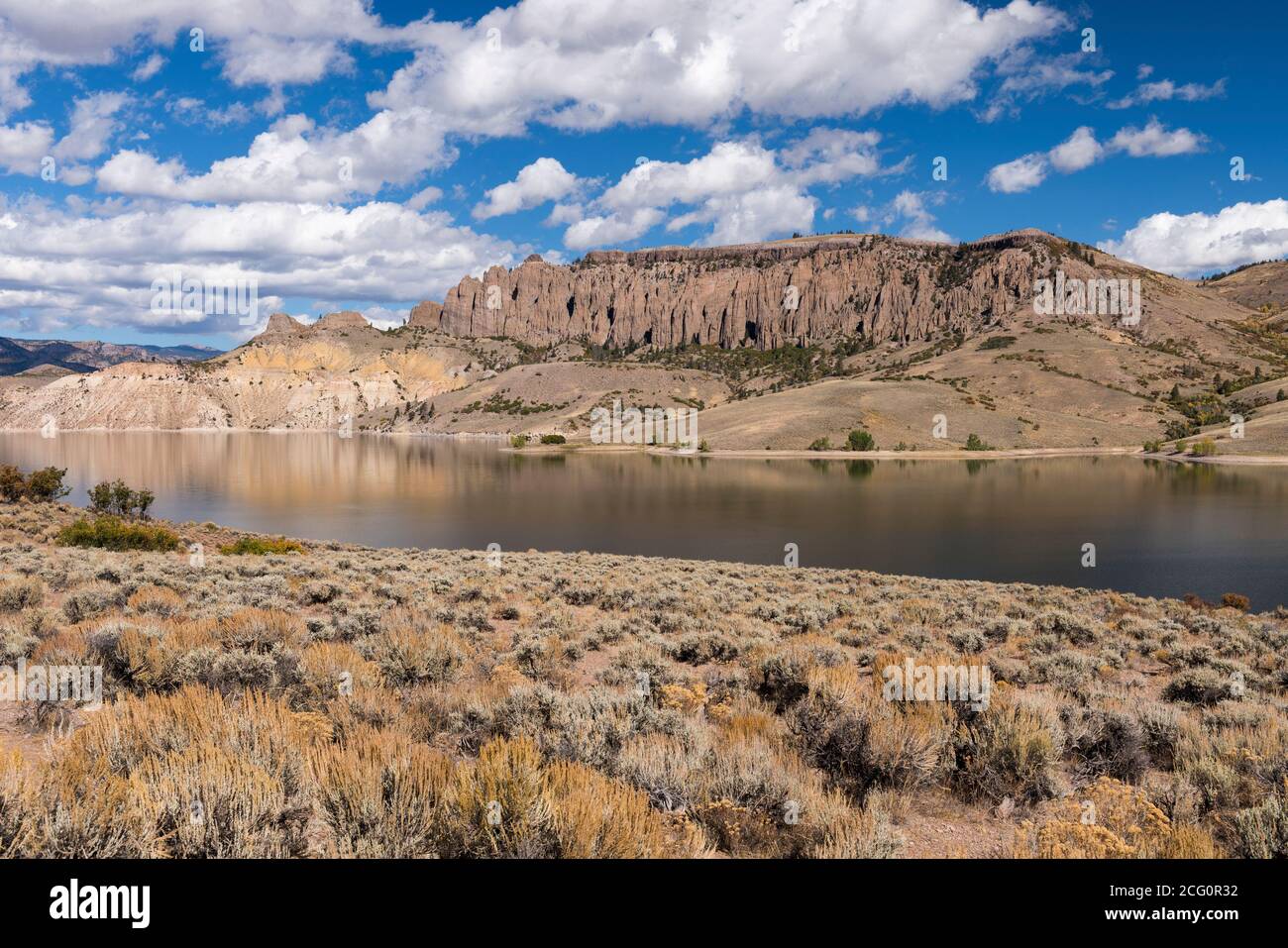 I Dillon Pinnacles si innalzano sopra il Blue Mesa Reservoir nel sud-ovest del Colorado. L'area ricreativa nazionale di Curecanti offre molte attività ricreative. Foto Stock