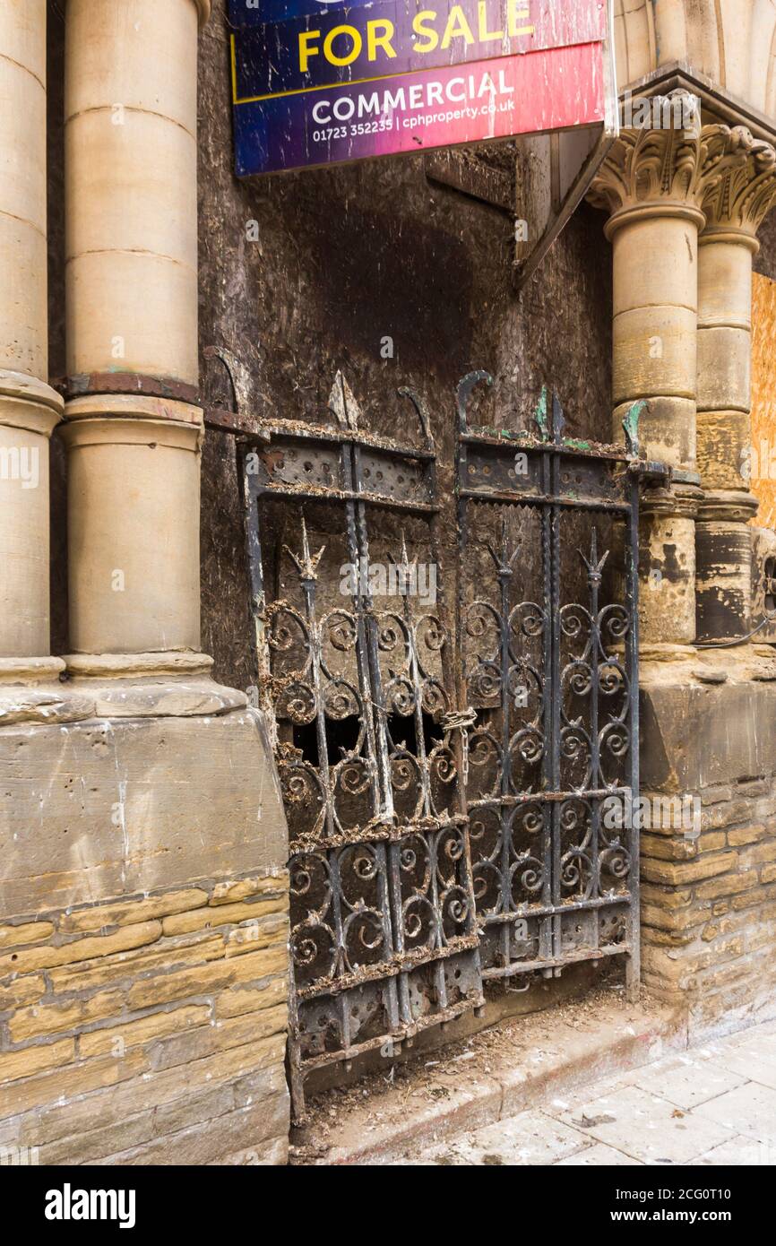 La chiesa derelict porta ad un'entrata all'ex chiesa congregazionale cristiana non conformista a Eastborough, Scarborough, North Yorkshire. Foto Stock