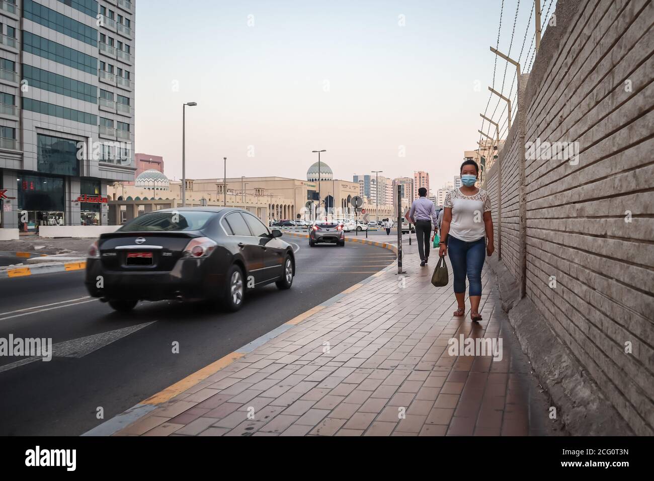 8-09-2020. Emirati Arabi Uniti, Abu Dhabi città strada durante lo scoppio del coronavirus. Emarati persone stile di vita e sfondo della città, selettivo fo Foto Stock