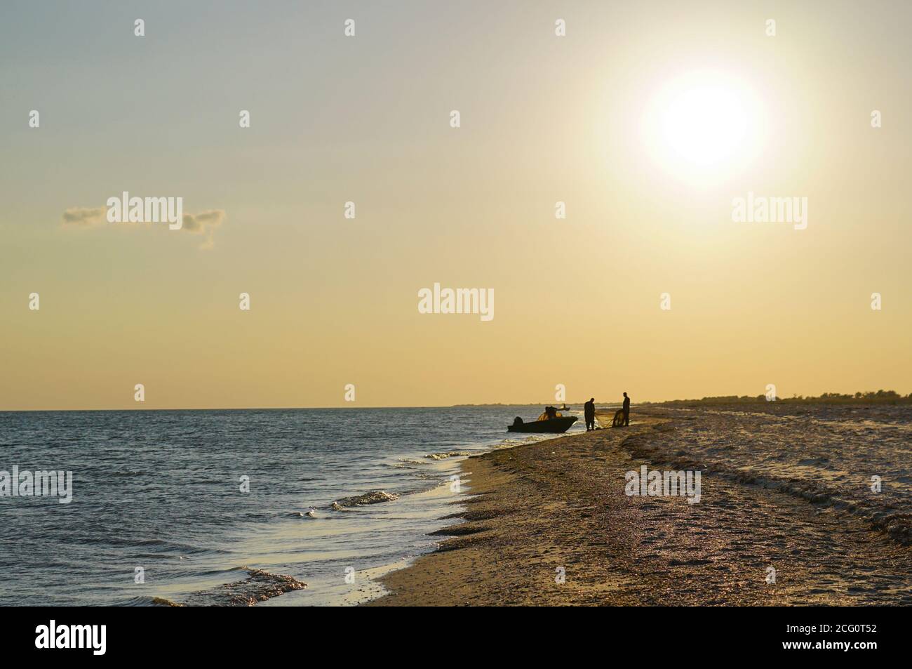 barca da pesca al tramonto vicino all'isola Foto Stock