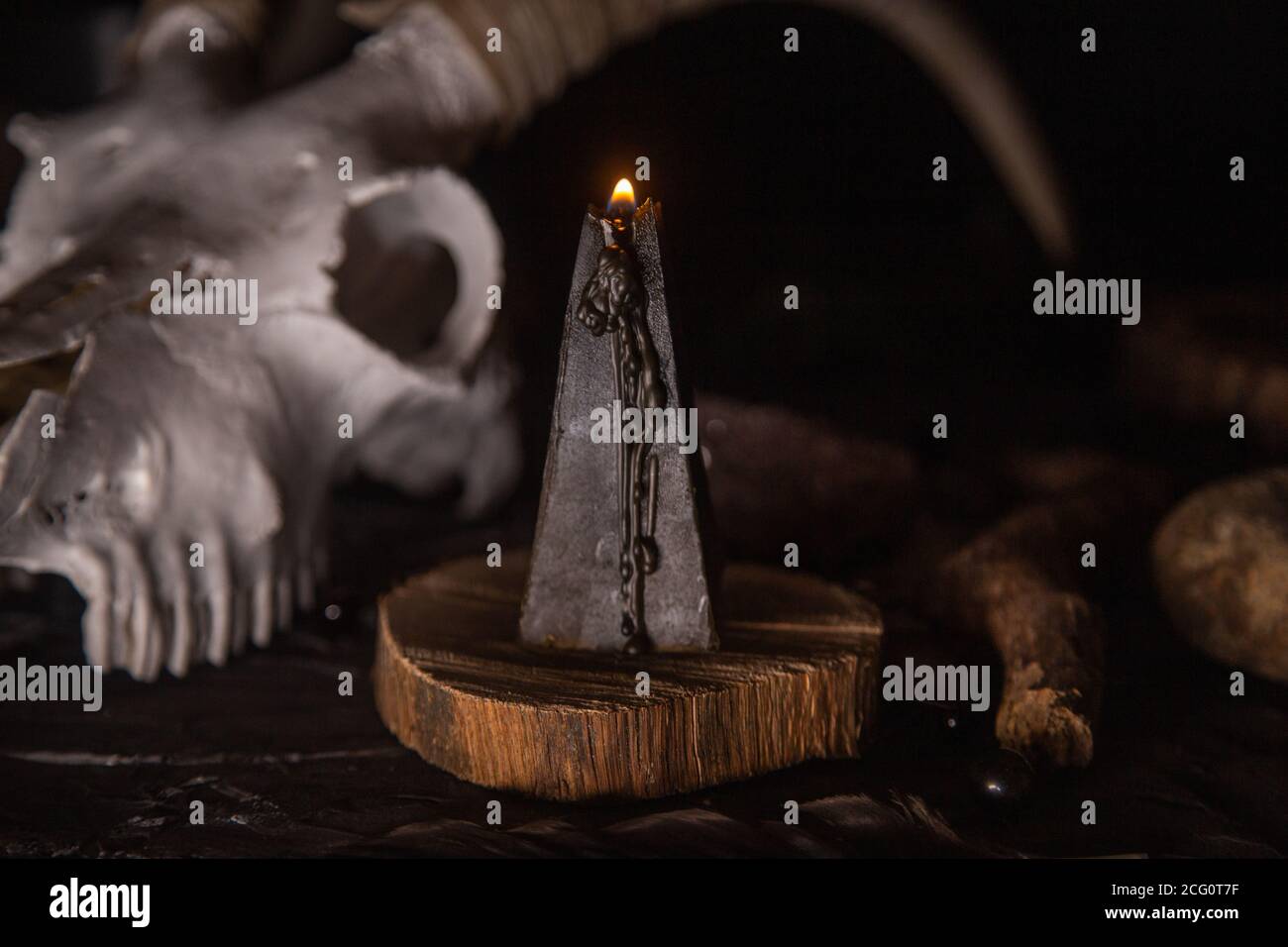 Gabbiano di capra bianco con corna, aprire il vecchio libro (testo - untraducibile, linguaggio immaginario), candele nere sul tavolo delle streghe. Occulto, esoterico, divinazione e. Foto Stock