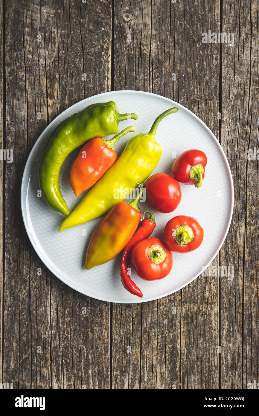 Vari tipi di peperoni vegetali su piatto. Vista dall'alto. Foto Stock