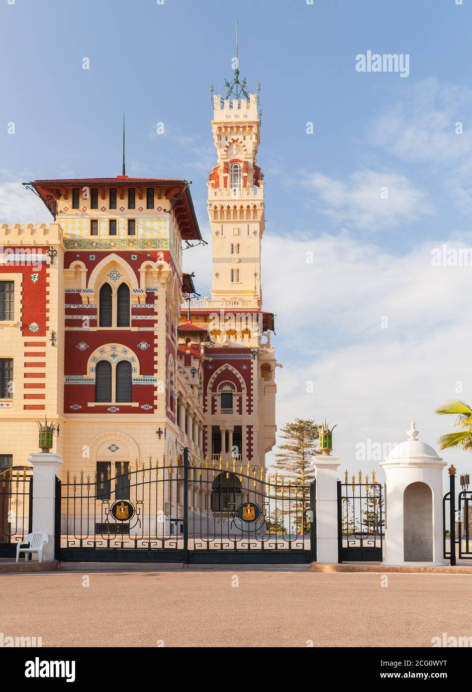Alessandria, Egitto - 13 dicembre 2018: Montazah palazzo esterno al giorno di sole, foto verticale Foto Stock