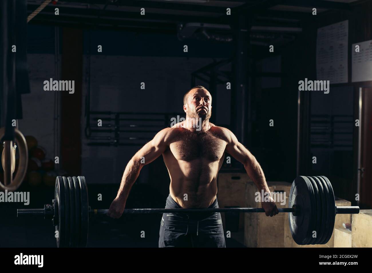 Crossfit palestra fitness di peso pesante barra di sollevamento da uomo  forte allenamento Foto stock - Alamy
