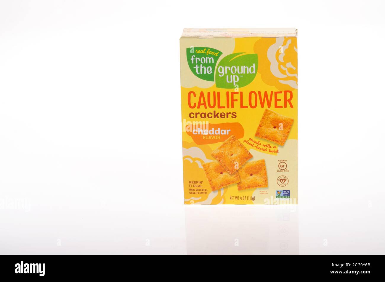 Scatola di Cauliflower Cracker in sapore Cheddar. A base vegetale, senza glutine, vegano, non ogm, da terra Foto Stock