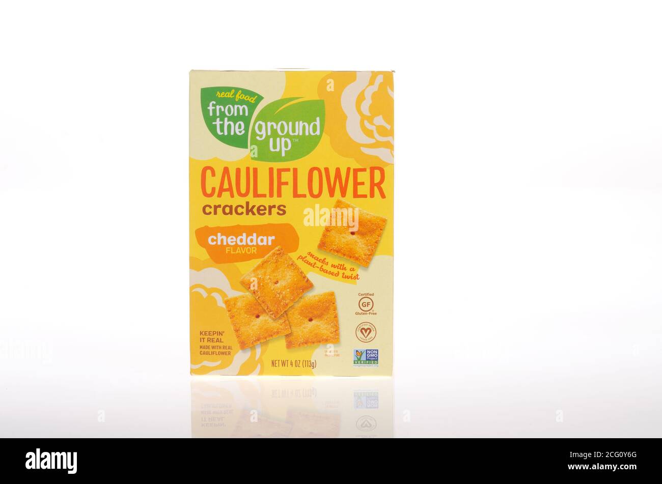 Scatola di Cauliflower Cracker in sapore Cheddar. A base vegetale, senza glutine, vegano, non ogm, da terra Foto Stock