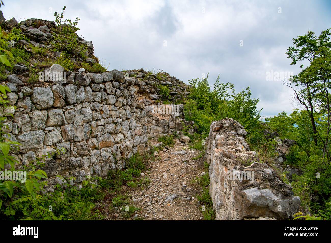 Il forte Solotnik fu costruito nel Medioevo XIII secolo Tara montagna per garantire una strada sicura da Uzice a. Visegrad Foto Stock