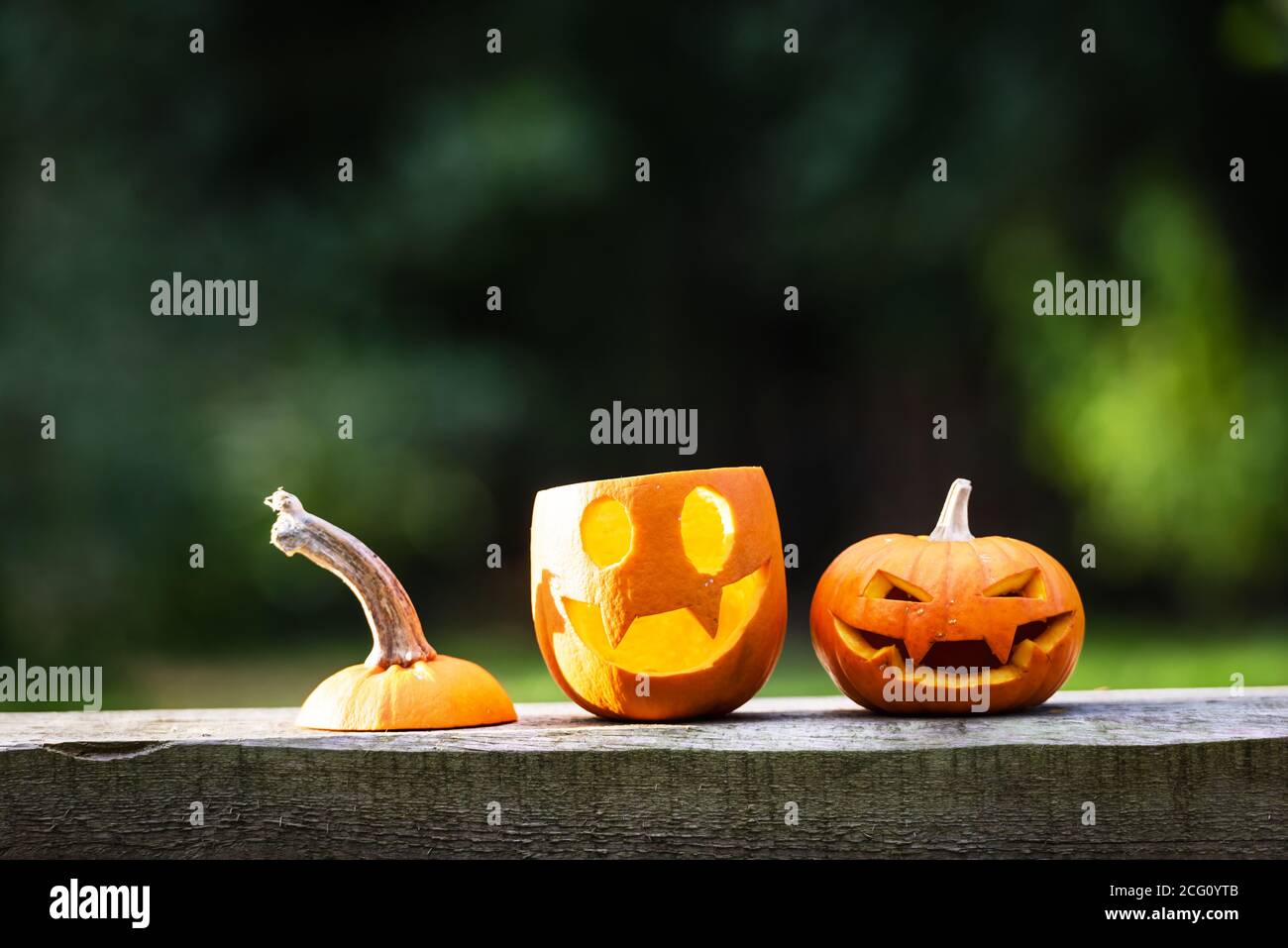 Zucche di Halloween o jack-o-lanterna a casa terrazza. Decorazione e concetto di vacanza Foto Stock