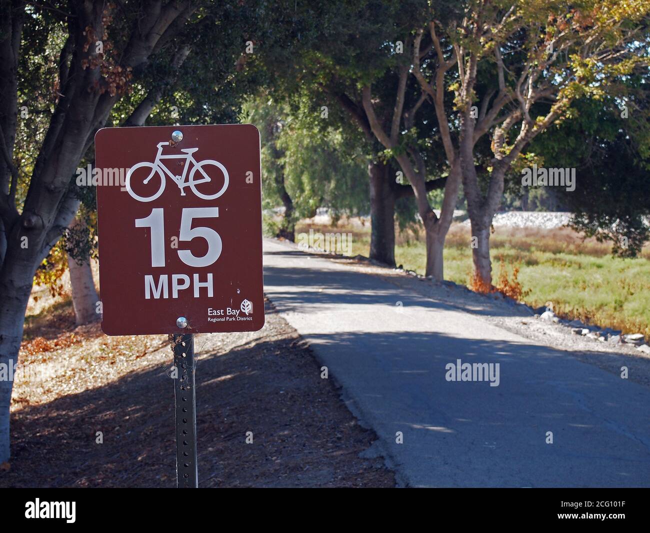 Limite di velocità della bicicletta di 15 KM/H sul sentiero Alameda Creek Trail, California Foto Stock