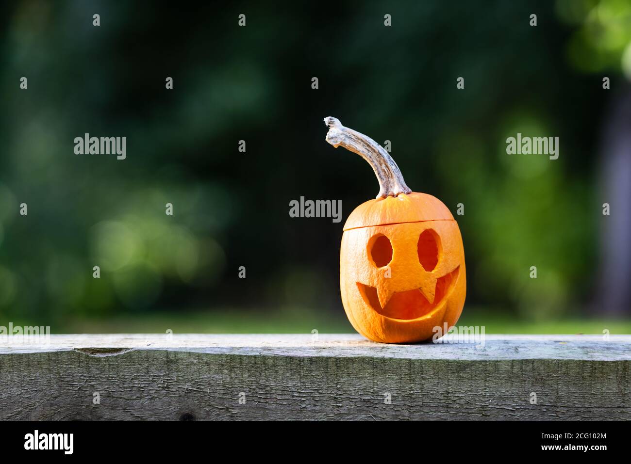 Zucche di Halloween o jack-o-lanterna a casa terrazza. Decorazione e concetto di vacanza Foto Stock