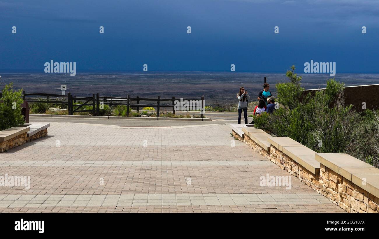 Nuvole di tempesta sopra il Texas visto dall'ingresso al Centro visitatori in cima alla collina al Parco Nazionale delle Caverne di Carlsbad, New Mexico Foto Stock