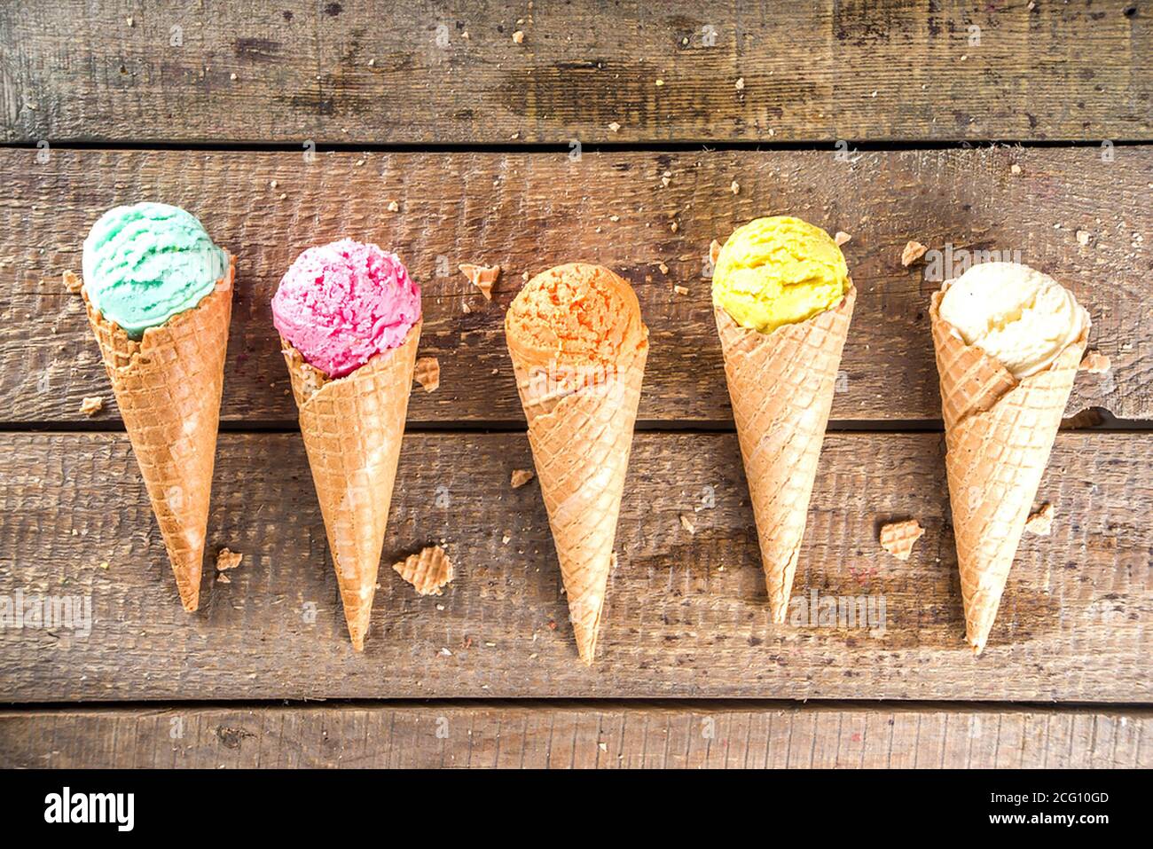 Set di vari gelati caserecci colorati con cialda di icecream coni Foto Stock