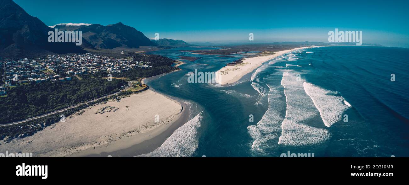 La foce del fiume Klein scorre nell'oceano a Hermanus, Sudafrica Foto Stock