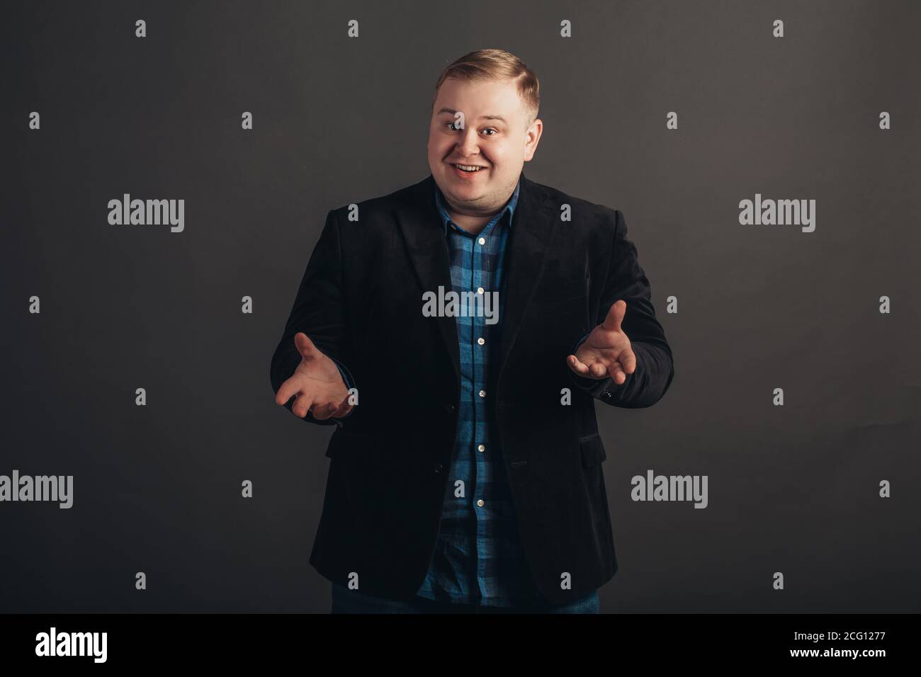Fat Man scrollare le spalle a chi importa cosa non so gesto Foto Stock