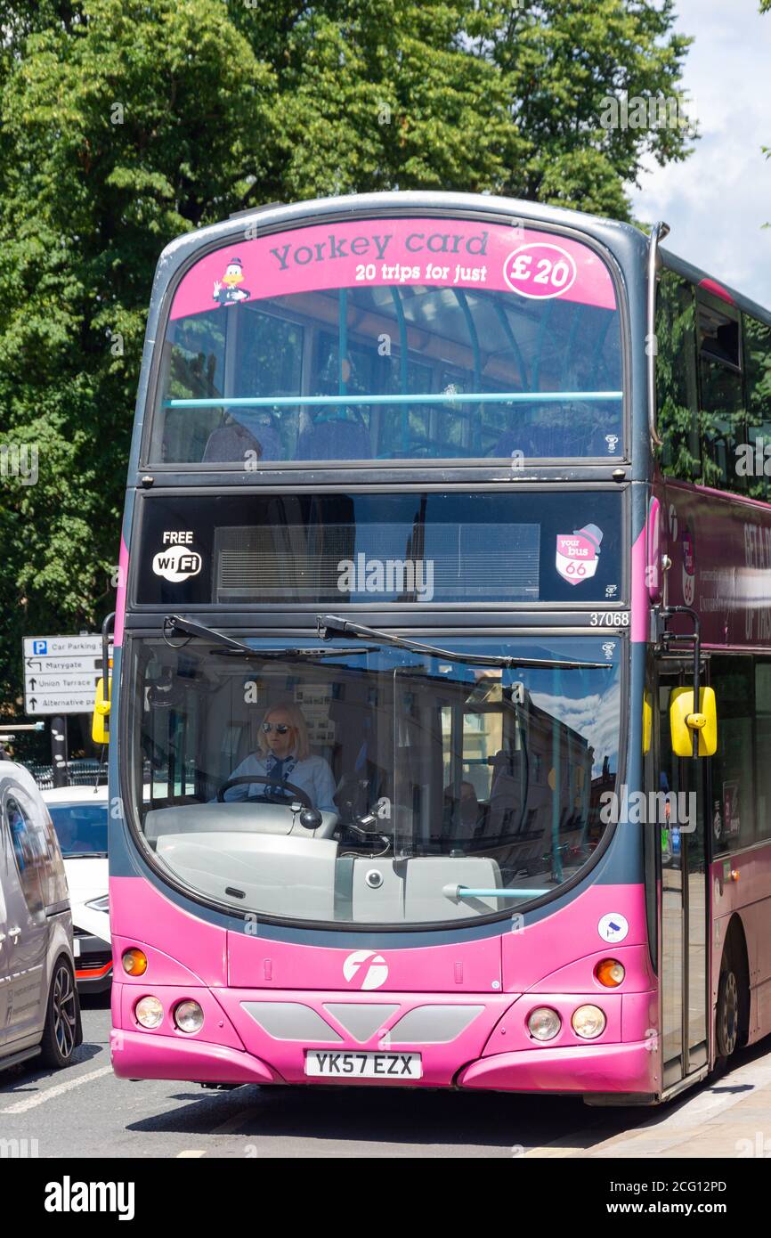 'First York' autobus a due piani nel traffico, St Leonard's Place, York, North Yorkshire, Inghilterra, Regno Unito Foto Stock