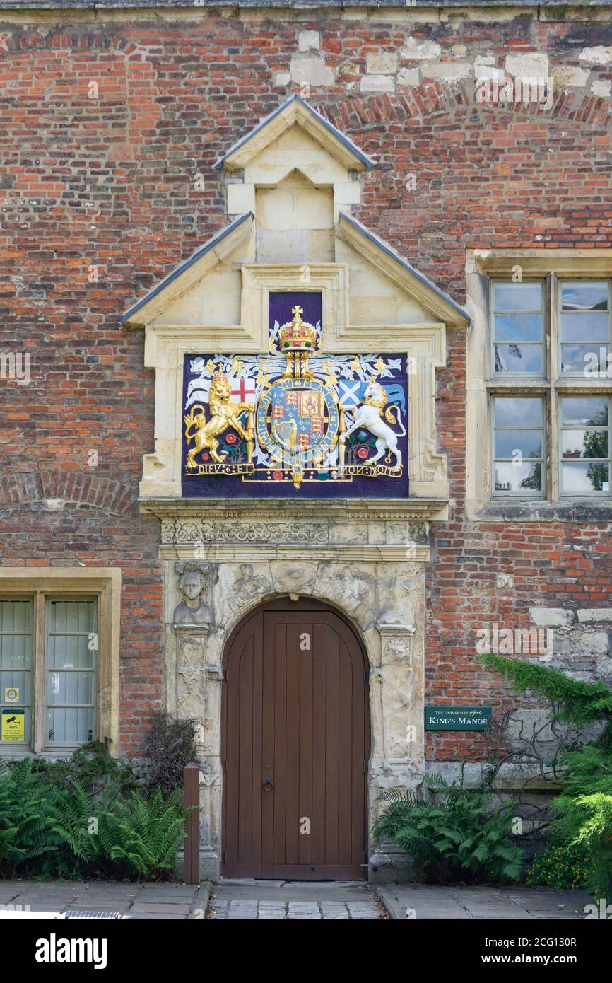 Porta d'ingresso al King's Manor (Dipartimento di archeologia) Exhibition Square, York, North Yorkshire, Inghilterra, Regno Unito Foto Stock