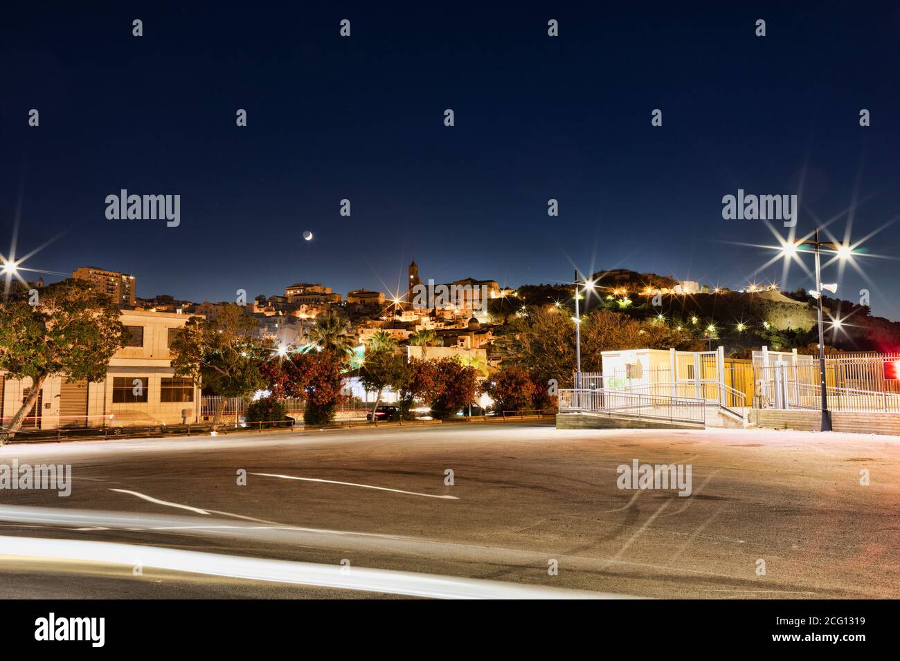 Il porto di Termini Imerese di notte Foto Stock