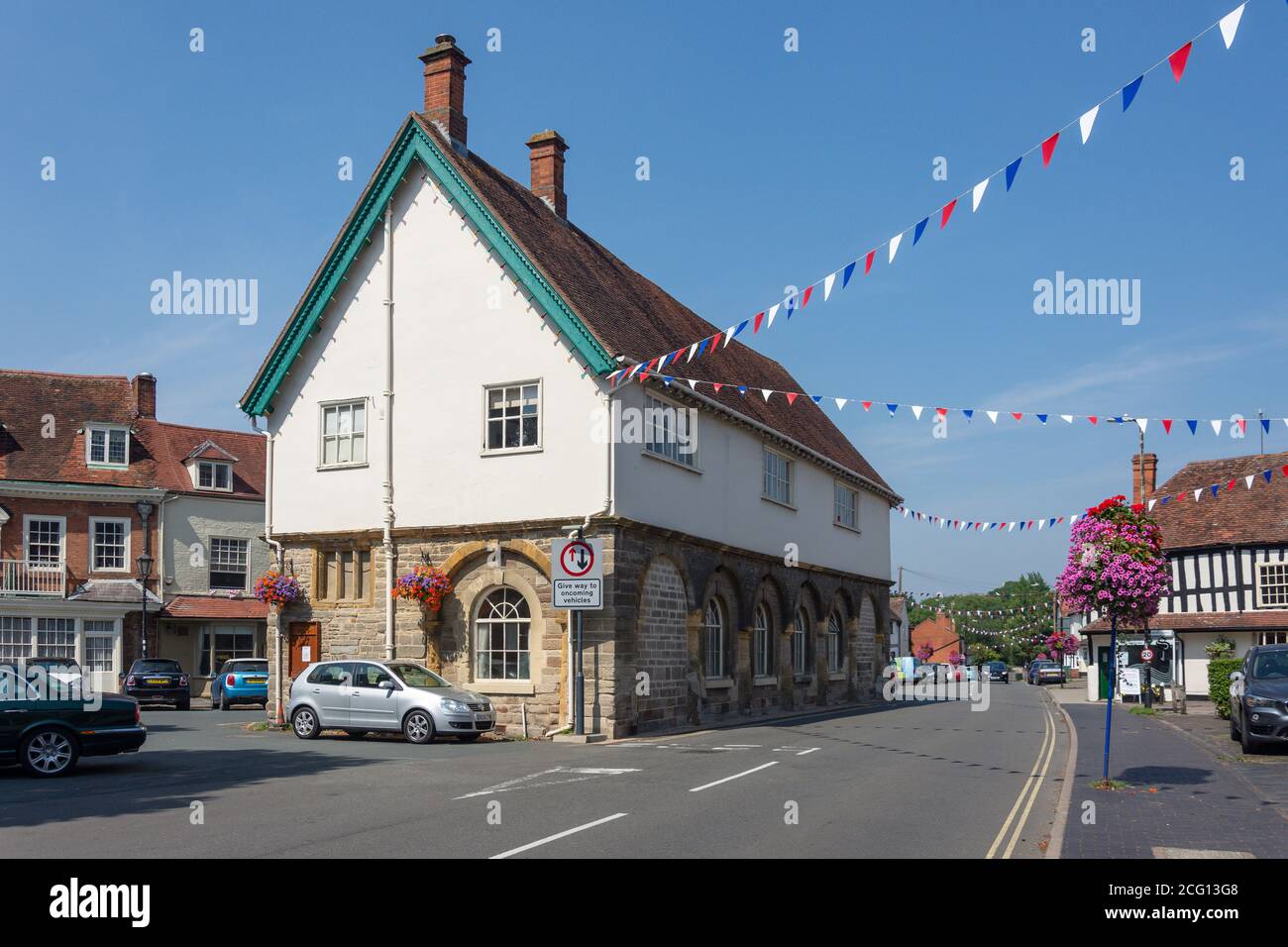 Alcester War Memorial Town Hall, Church Street, Alcester, Warwickshire, Inghilterra, Regno Unito Foto Stock