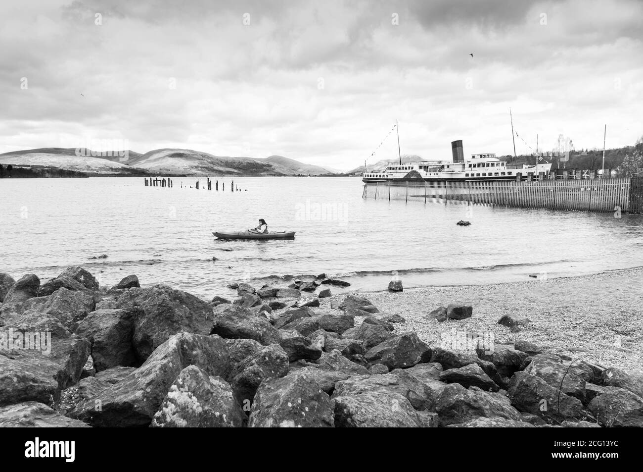 Immagine in bianco e nero di una tranquilla scena che domina Loch Lomond Foto Stock