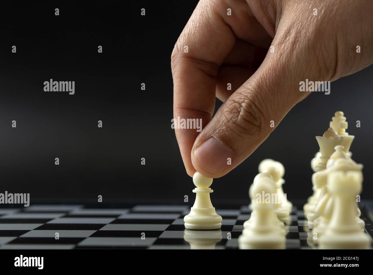 Pezzi di scacchi sulla scheda Foto Stock