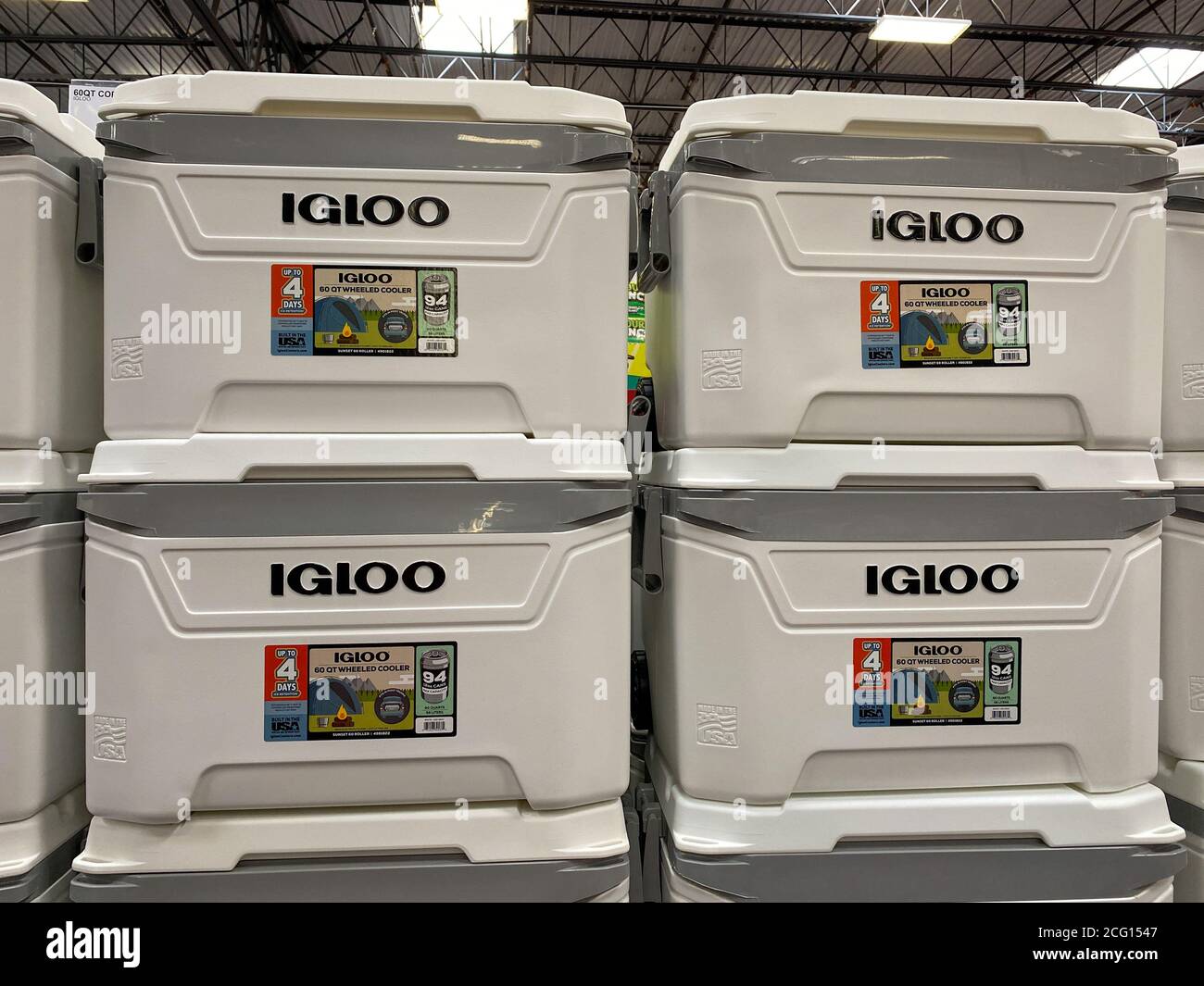 Orlando, FL/USA-7/14/20: Una pila di refrigeratori Igloo in vendita presso un magazzino Sam's Club. Foto Stock