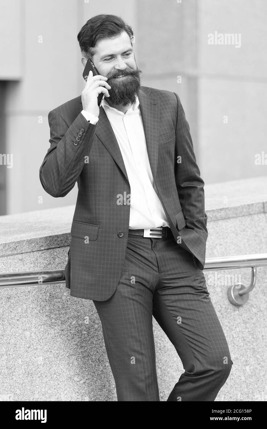 Informare il partner. Talento per concordare su tutto. Attività in remoto. Uomo bearded con smartphone. Uomo d'affari che utilizza lo smartphone. Servizio di messaggi audio. Comunicazione mobile. Concetto di conversazione. Foto Stock