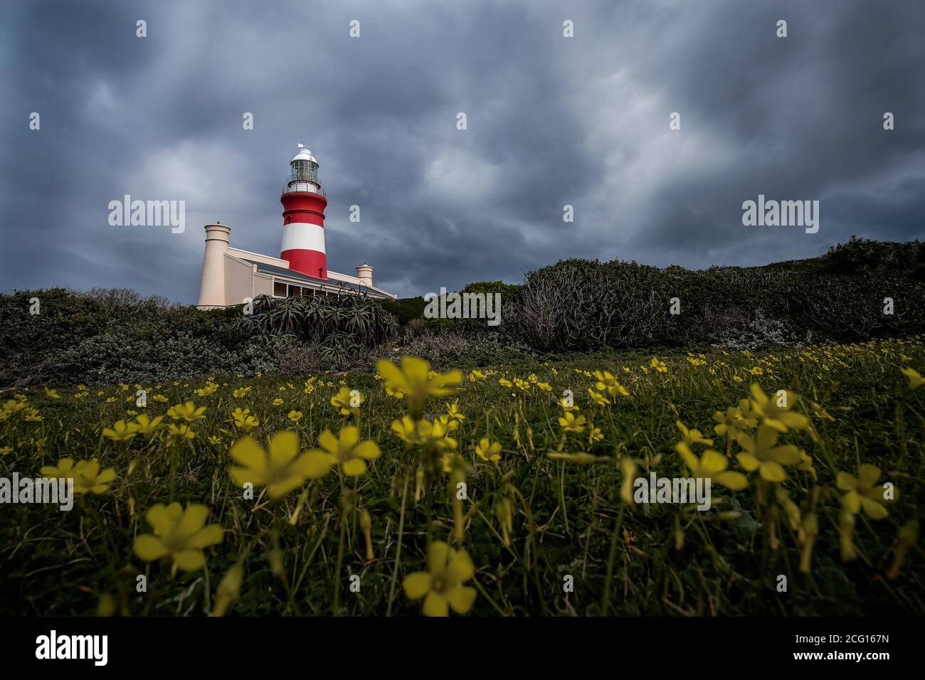 Faro di Capo Agulhas contro i cieli umorati, Sudafrica Foto Stock