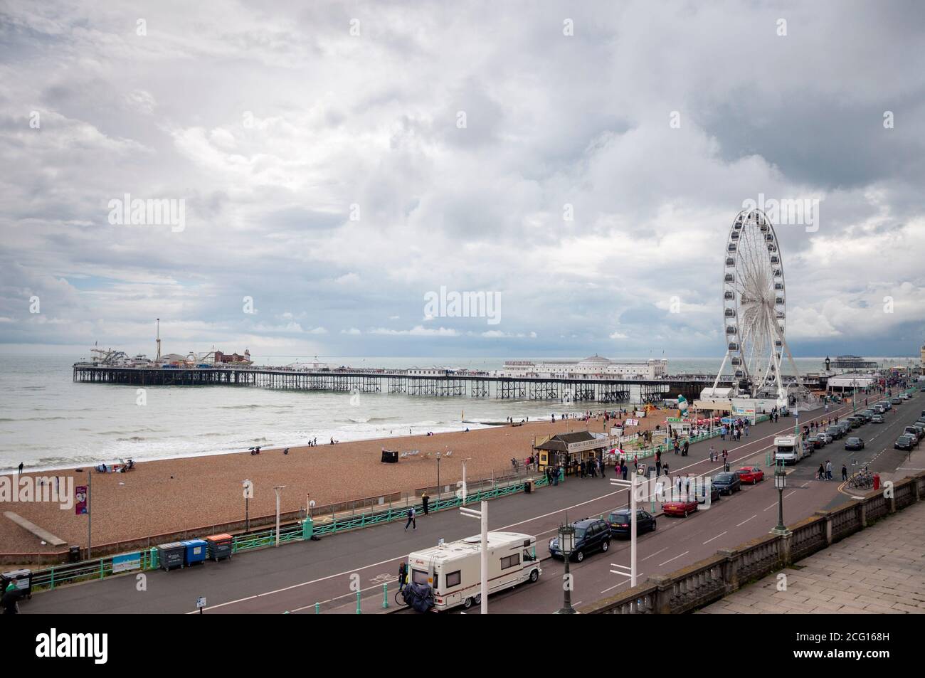 Vista generale del lungomare di Brighton con Madeira Drive e il molo di Brighton durante il nuvoloso giorno estivo a Brighton nel Regno Unito, a partire da luglio 2012 Foto Stock