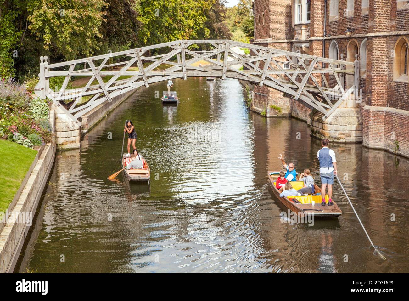 Persone e famiglie che puniscono sul fiume Cam dal Mathematical Bridge, Queen's College nella città Cambridgeshire di Cambridge Foto Stock