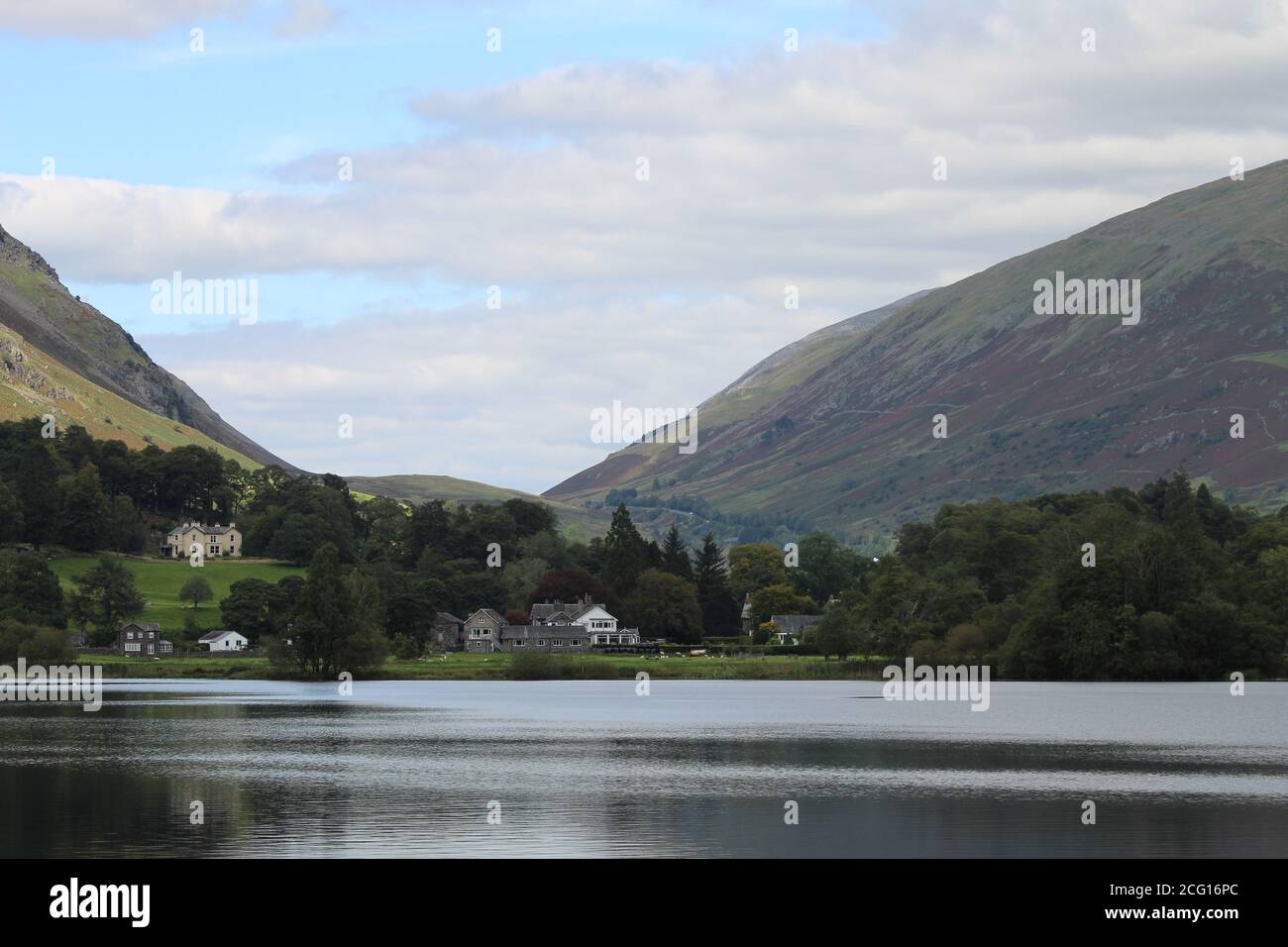 Lake District - Lago Grasmere con catena montuosa. Potrete passeggiare lungo il lago Grasmere e scattare splendide foto. Vista fantastica. Foto Stock
