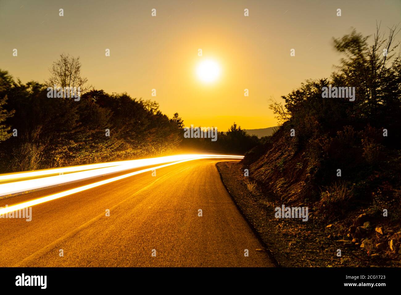 Auto strada a piena luna notte. Foto di alta qualità Foto Stock