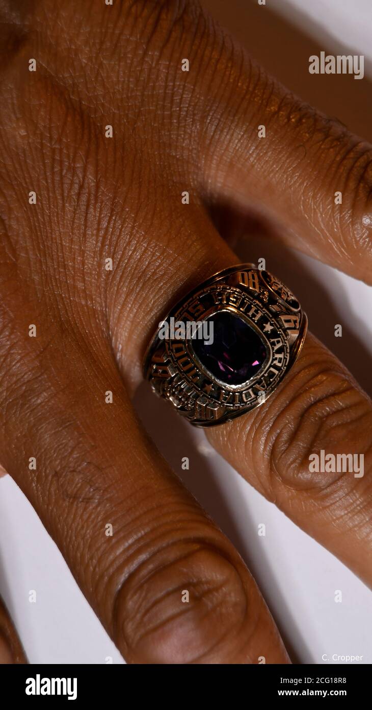 Mano maschio afroamericana con anello di classe Foto Stock