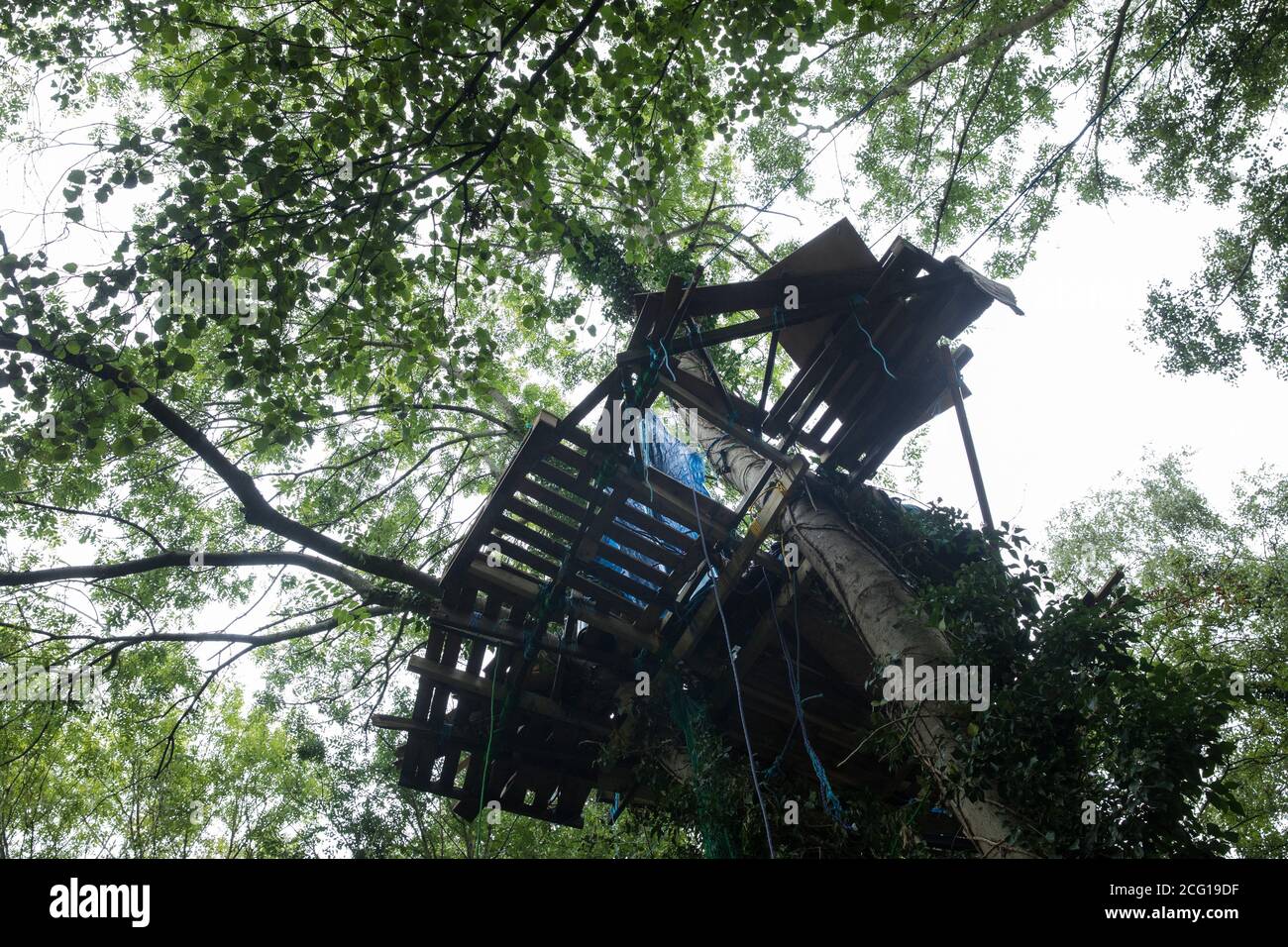 Denham, Regno Unito. 7 Settembre 2020. Una casa ad albero nel campo di protezione di Denham della ribellione HS2. Gli attivisti anti-HS2 continuano a cercare di prevenire o ostacolare i lavori sul controverso collegamento ferroviario ad alta velocità £106 miliardi per il quale l'inizio della fase di costruzione è stato annunciato il 4 settembre da una serie di campi di protezione basati sulla rotta della linea tra Londra e Birmingham. Credit: Mark Kerrison/Alamy Live News Foto Stock