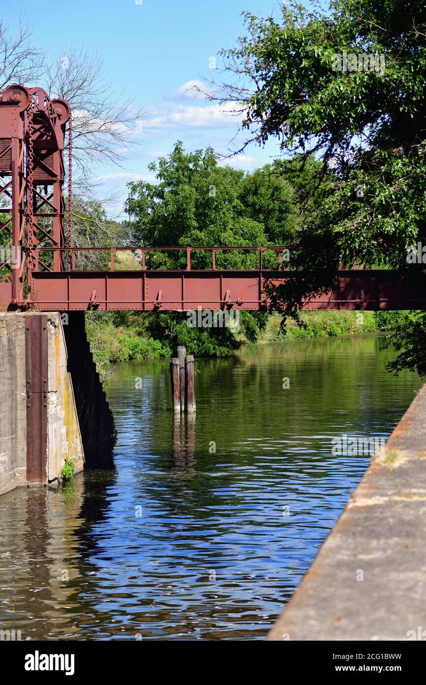 Wyanet, Illinois, Stati Uniti. L'acqua fluisce nel canale Hennepin Lock n. 12. Il canale navigabile abbandonato corre tra i fiumi Mississippi e Illinois. Foto Stock