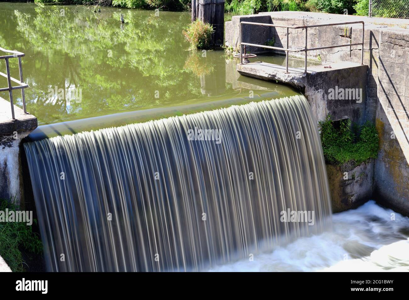 Wyanet, Illinois, Stati Uniti. Nastri d'acqua che scorrono da un canale d'acqua nella serratura di canale Hennepin n. 12. Foto Stock
