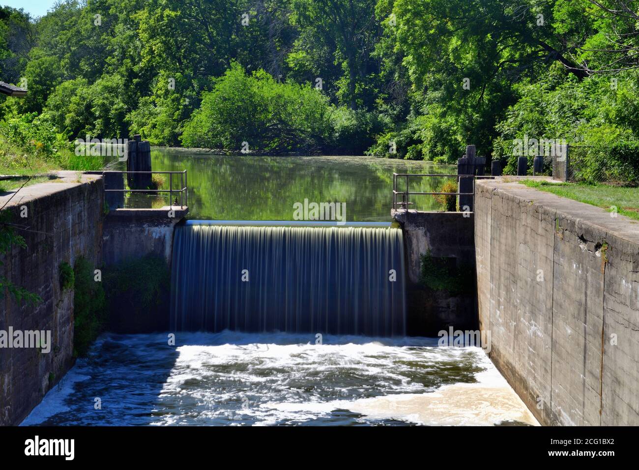 Wyanet, Illinois, Stati Uniti. Nastri d'acqua che scorrono da un canale d'acqua nella serratura di canale Hennepin n. 12. Foto Stock