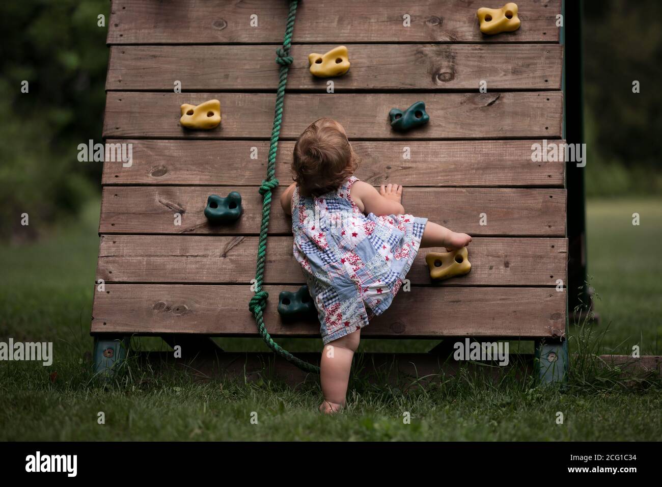 Abito da indossare per bambini che esplora un parco giochi Foto Stock