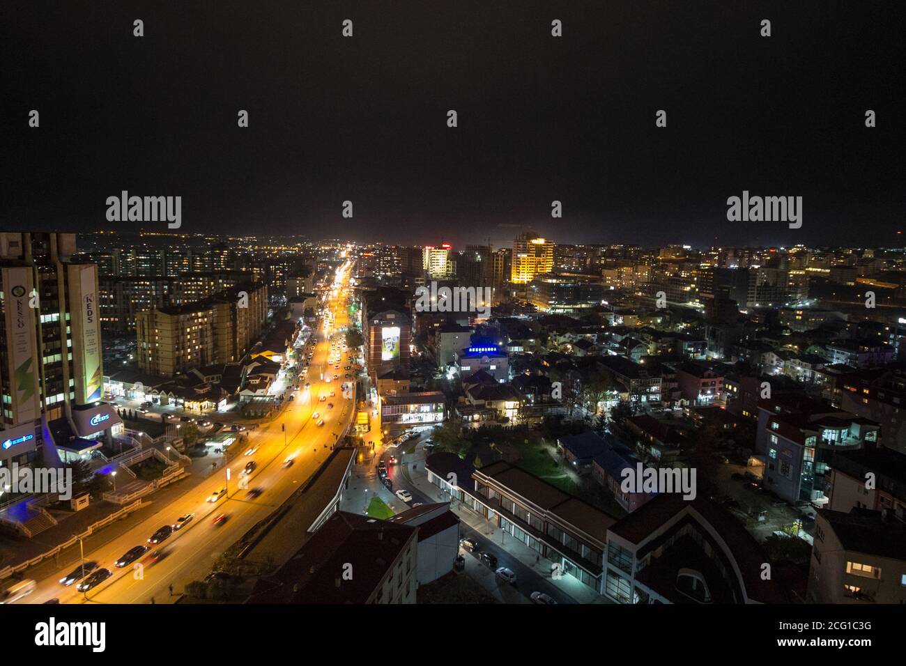 Pristina, Kosovo - Novembre 11, 2016: vista notturna del Bill Clinton Boulevard e George W Bush Boulevard a Prishtina con vetture di traffico pesante e p Foto Stock