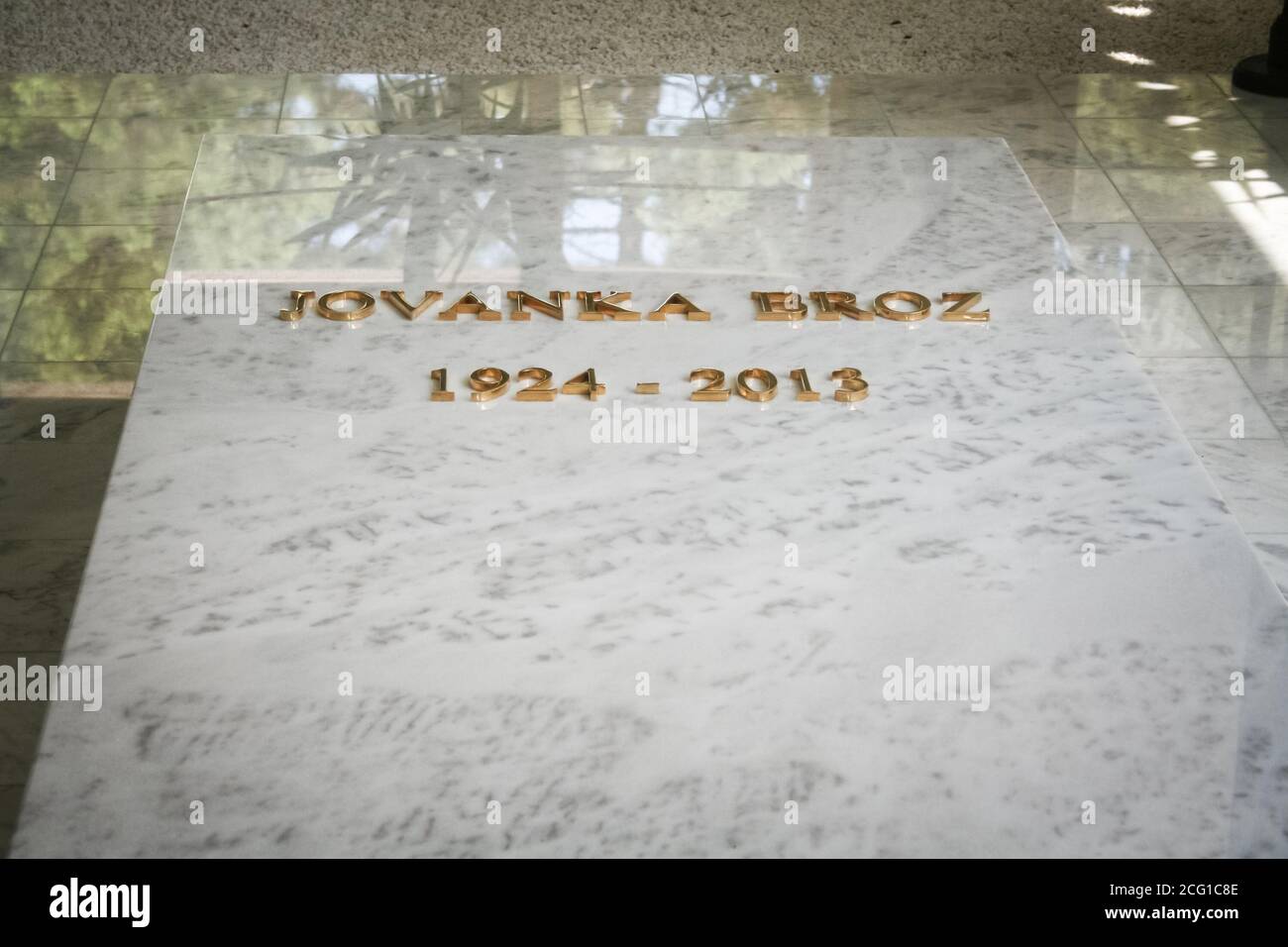 BELGRADO, SERBIA - 12 SETTEMBRE 2014: Tomba di Jovanka Broz nel suo mausoleo, Kuca Cveca, a Belgrado. Jovanka Broz era la prima Signora e moglie di Josip Foto Stock