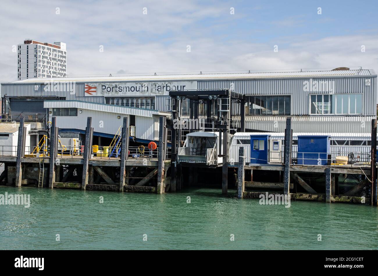 Portsmouth, UK - 8 settembre 2020: Vista dal mare dell'esterno della stazione ferroviaria di Portsmouth Harbour che consente ai passeggeri del treno di effettuare il trasferimento Foto Stock