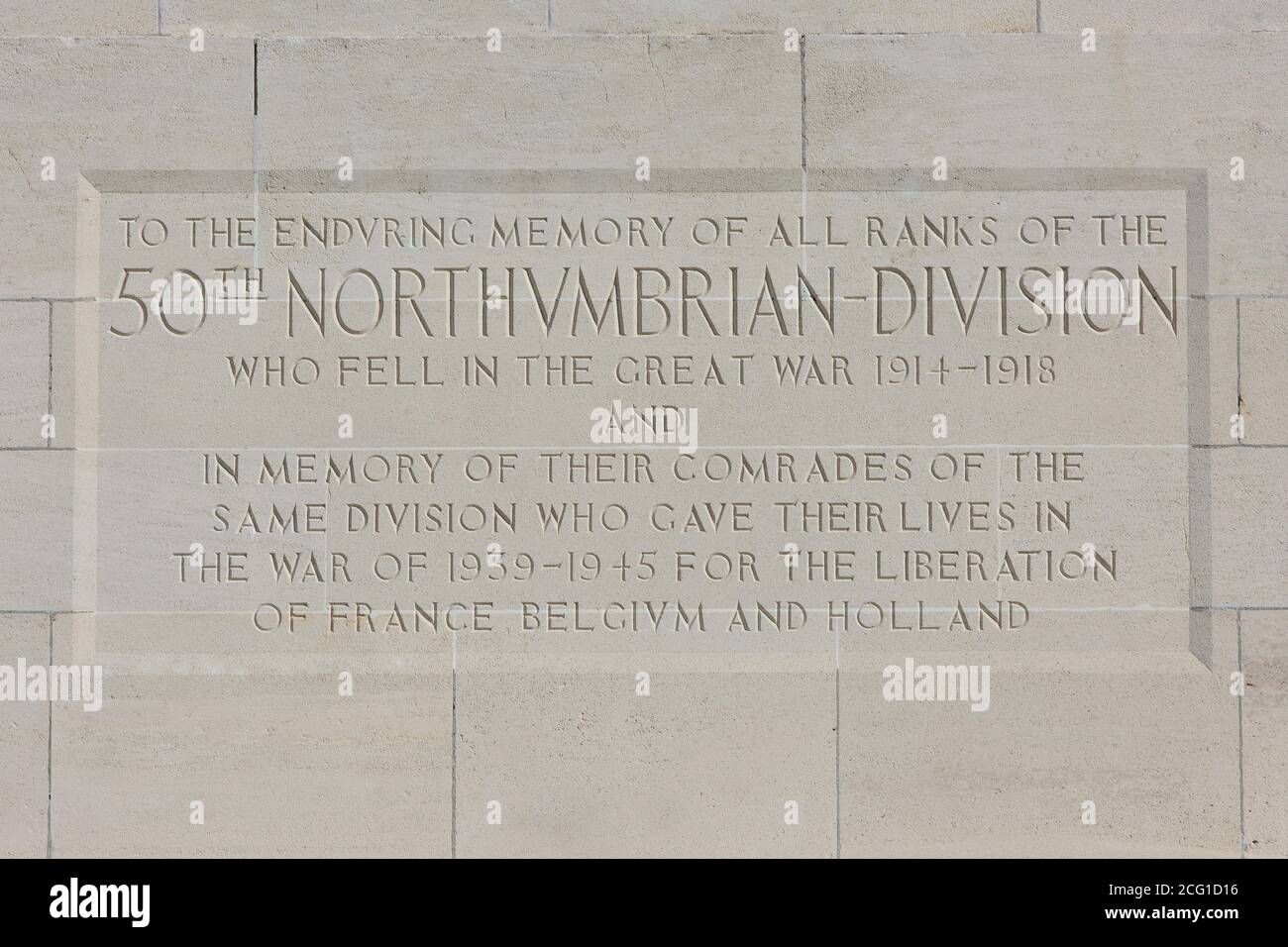 La cinquantesima Divisione Northumbriana Memorial ai soldati e agli ufficiali che morirono nella prima e seconda guerra mondiale a Ypres, Belgio Foto Stock