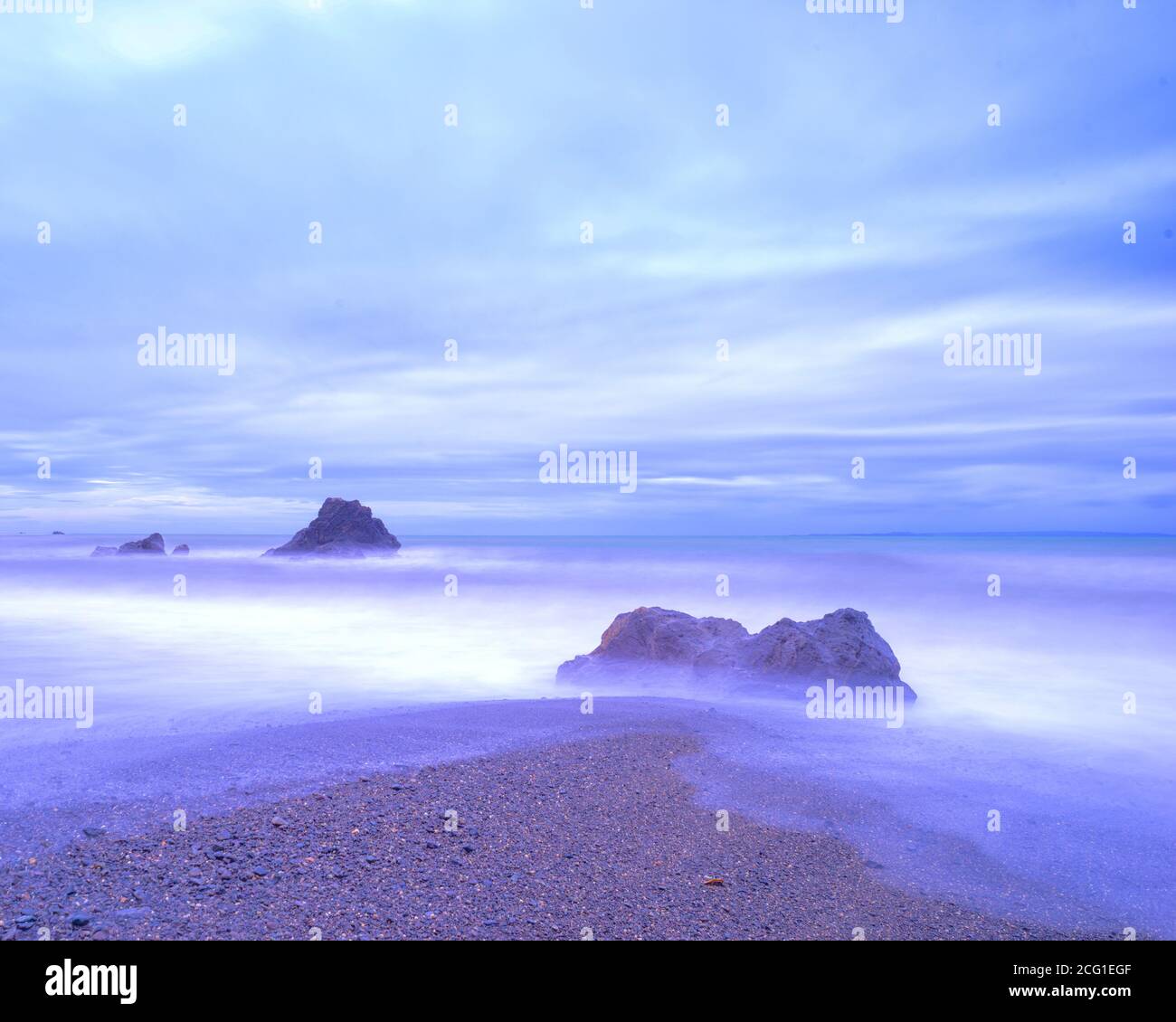 Rocce e onde prese in lunga esposizione, generale Nakkar, Quezon, Filippine Foto Stock